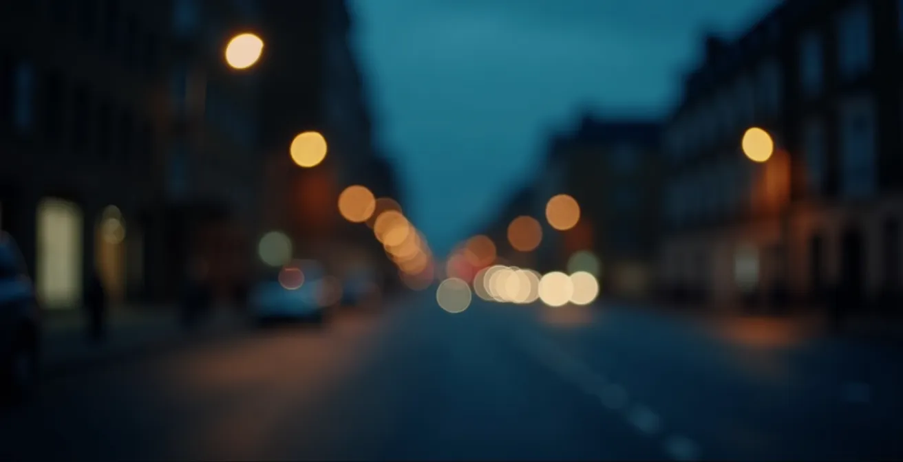 Vista notturna compromessa illustrata attraverso una scena urbana sfocata